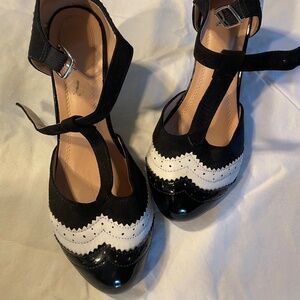 Chase and Chloe Black and White Retro heels